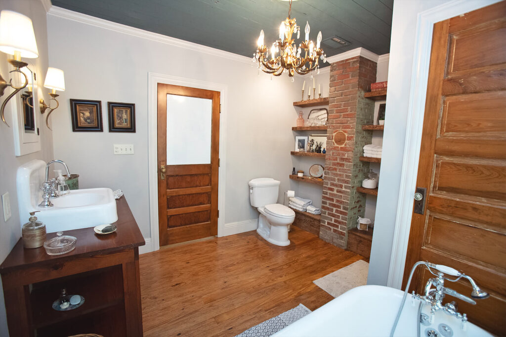 717 pujo street bathroom alt2